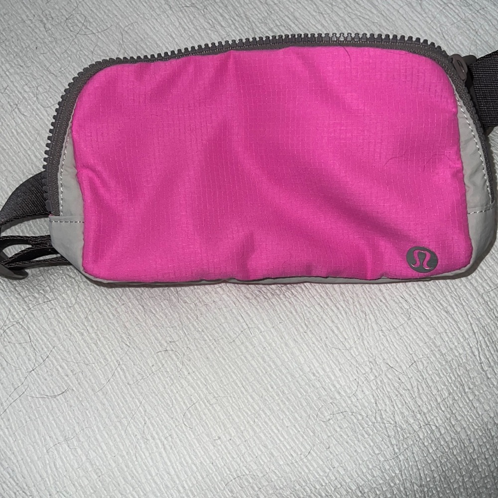 Lululemon Everywhere Belt Bag 1L (Pow Pink / Lunar Rock / Chrome)